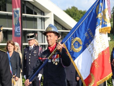 Agé de 48 ans, Sébastien Gras est né à Cherbourg. Il a travaillé dans le Calvados, l'Orne, la Côte d'Or, la Haute-Marne, la Manche et l'Eure-et-Loir.