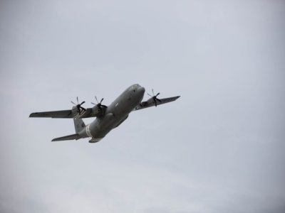 Pendant la cérémonie, trois A400M, les avions de transport de troupes utilisés au Débarquement, ont survolé le site.