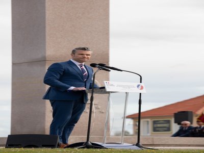 Pete Hegseth, le secrétaire à la défense des États-Unis, et John Healey, son homologue anglais représentaient leur pays respectif pour la cérémonie. Ils ont été accueillis quelques minutes avant l'événement par le ministre des armées.