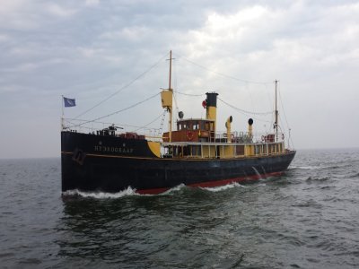 L'Hydrograaf est un ancien navire hydrographique (qui mesure la profondeur) de la Marine royale néerlandaise. Datant de 1910, c'est aujourd'hui un bateau d'excursion et un musée flottant. - ©DR L'Hydrograaf