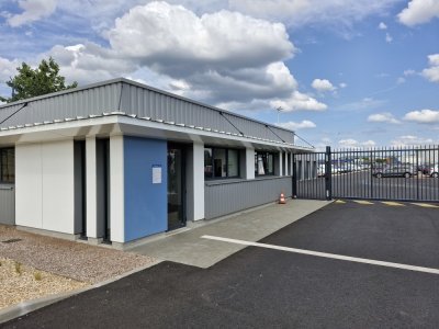 La précédente fourrière, provisoire, proposait un accueil dans des préfabriqués. Sur le nouveau site, des installations en dur facilitent l'accueil du public et améliorent les conditions de travail des agents.