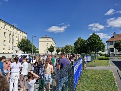 Parents, élèves et professeurs se sont rassemblés devant le collège Truffaut d'Argentan.