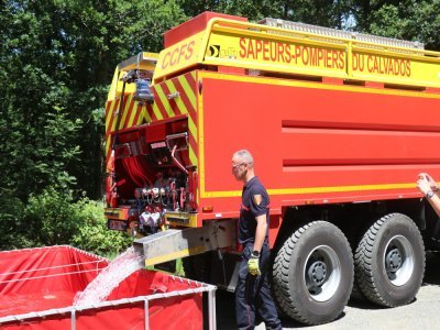 Le camion-citerne feux de forêt peut contenir jusqu'à 13 500 litres d'eau. - Lilian Fermin