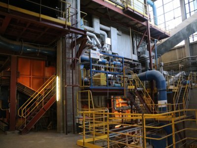 C'est dans cette partie de l'usine que sont incinérés les déchets, dans de grands fours dont la température varie entre 800 et 1 000°C. Cette combustion génère une chaleur intense ensuite envoyée dans les tuyaux. - Elvire Alix