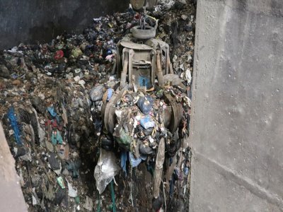 Les déchets sont pris en charge par une immense pince capable de soulever jusqu'à 1,2 tonne à la fois. Derrière ce système, c'est un conducteur pontier qui est aux manettes et qui gère les arrivages et le stockage. - Elvire Alix