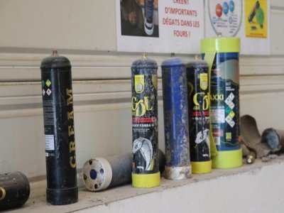 Au contact des fours, ces bouteilles peuvent exploser, entraînant l'arrêt d'une ligne et coûtant près de 300 000€ à la collectivité. "Ces bouteilles doivent absolument être déposées en déchetterie", explique Cécile Jean. - Elvire Alix