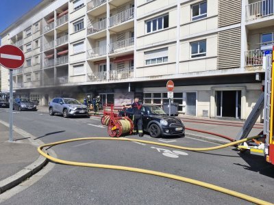 Les pompiers sont en cours d'intervention, rue du Tour de Terre à Caen, et rue des Teinturiers, de l'autre côté de la façade. - Lilian Fermin