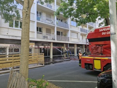 Les pompiers ont sorti la lance du côté du parking des Teinturiers, qui donne aussi sur l'institut de bronzage. - Lilian Fermin
