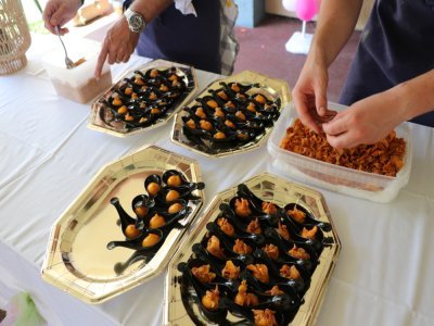 Au menu : une bouchée apéritive à la carotte ainsi qu'un financier au gruyère de Carouges. - Yaëlle Hurel