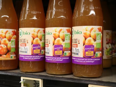 Les produits concernés par le système de consigne sont repérables grâce à une étiquette violette. - Martin Patry