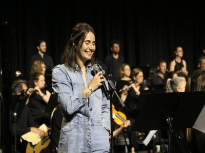 Margot Messler est chanteuse à Rouen et enseigne aussi au conservatoire. Pour la représentation des Secrets de l'orchestre, elle a guidé les jeunes élèves en chantant avec eux avec son micro devant l'orchestre symphonique.