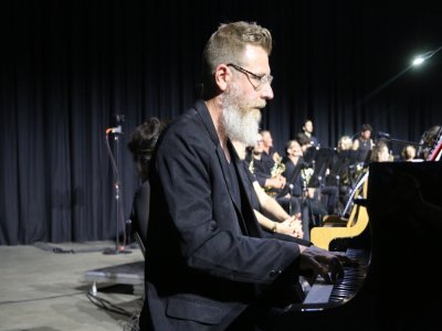 Cédric Lemire est professeur d'éducation musicale dans les Hauts de Rouen. Pour Les secrets de l'orchestre, il a enfilé sa casquette de musicien et a composé une chanson que les enfants ont apprise puis chantée au Zénith.
