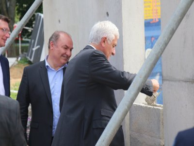 Hervé Morin, aux côtés de Lamri Adoui et Nicolas Joyau, à gauche. Ils ont posé ensemble la première pierre de l'extension de Cyceron.