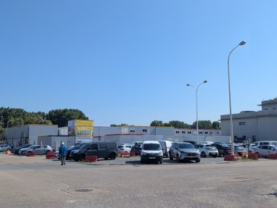 Plusieurs "bases vie" provisoires sont implantées sur le site le temps du grand arrêt. Elles comprennent des bureaux, salles de réunion, sanitaires, food-trucks… - Célia Caradec