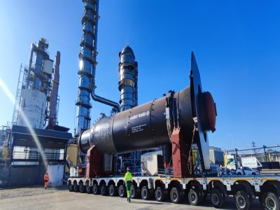 L'installation du ReHeater, une pièce de 280 tonnes, sur l'unité styrène, a été l'une des grandes manœuvres de ce grand arrêt. - TotalEnergies