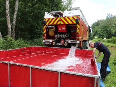 En cas de feu de forêt, les pompiers mettent en place ce qu'on appelle des bâches tampons, une sorte de piscine remplie d'eau. - Justine Carrère
