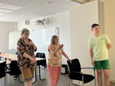 Le groupe est entraîné par Adam et Romain, deux jeunes en Service national universel. - Yaëlle Hurel