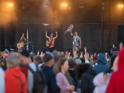Pendant plus de 2 heures, Manu Chao a enflammé la scène cherbourgeoise au son de ses musiques, pour le plus grand bonheur de ses fans.
