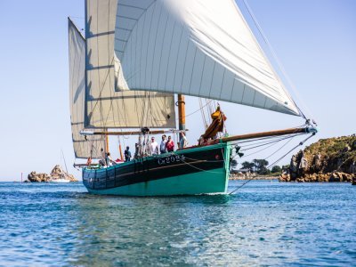 Avec sa jolie coque turquoise, Nébuleuse est un ancien dundee thonier en bois construit à Camaret, en Bretagne. - L'Oeil de Paco