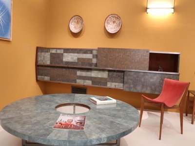 Maxime Old va utiliser pour ses créations le bois massif, des étoffes en fibre naturelle mais aussi des matériaux modernes industriels, tels que ceux produits par Formica ou Polyrey comme pour cet ensemble.
