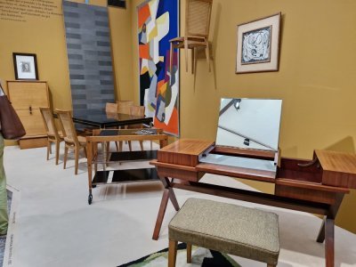 Le premier espace de l'exposition est une reconstitution de l'appartement parisien de Maxime Old, dans le 6e arrondissement. Une manière d'apprécier son univers, à la fois moderne et raffiné, simple et gracieux.