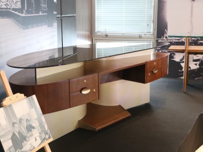 Maxime Old revient travailler à Rouen en 1982 pour meubler le bureau de Jean Lecanuet, alors président du Conseil général de Seine-Maritime. Un bureau semblable à celui-ci, acquis par le Musée des Beaux-Arts.