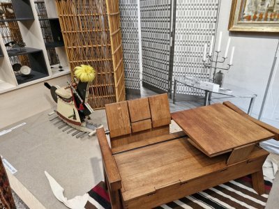 Même si ce sont des pièces uniques, le mobilier de Maxime Old reste fonctionnel. Ce banc, toujours installé chez Olivier Old, le fils du créateur, devient une table et s'ouvre pour offrir un espace de rangement.
