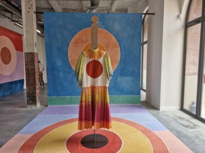 Nefeli Papadimouli présente aussi des costumes dans la galerie de la résidence. - Célia Caradec