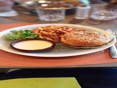 Mon burger sauce fromagère.