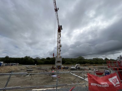 Les travaux ont débuté avec la construction du nouveau bâtiment de Soins Médicaux et de Réadaptation (SMR) à côté du parking sud de l'hôpital Jacques Monod. 