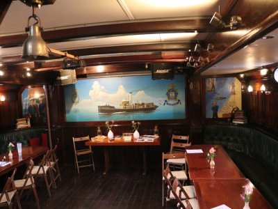L'intérieur luxueux de l'Hydrograaf. 