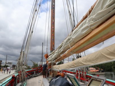 La Nébuleuse est amarrée sur le quai Gaston Lamy à Caen. 