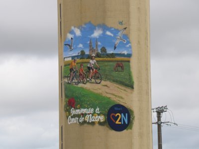 Sur la D79, Lionel Rocton a décoré ce château d'eau. La communauté de communes Cœur de Nacre illustre ses atouts, et met en avant le développement de son réseau cyclable avec ce clin d'œil. - Lilian Fermin