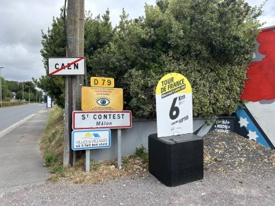 Une fois que l'on sort de Caen, le parcours est déjà indiqué par des petits panneaux, avec une borne indiquant chaque kilomètre. L'occasion pour les curieux de tester le parcours, comme les professionnels. - Lilian Fermin