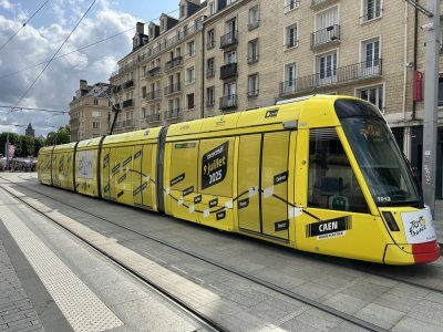 Si la navette gratuite est aussi décorée, c'est bien le tramway qui étonne les passants. Il est tout jaune d'un côté, et blanc à pois rouges de l'autre, en référence au maillot du leader, et à celui du meilleur grimpeur du Tour de France. - Alix Cagnard
