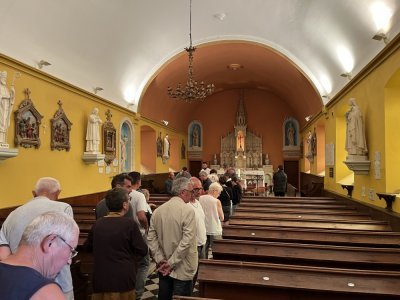 Voisins de l'église et agents de la Ville s'étaient rassemblés pour découvrir les restaurations réalisées. - Yaëlle Hurel