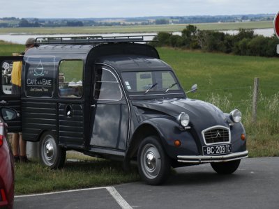 La 2CV de Luke sillonne aussi les routes du département pour se rendre sur des événements ou des festivals.  - Erwan Dodard
