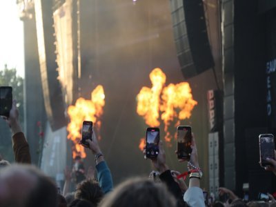 Les Black Eyed Peas ont conclu par une Marseillaise. - Lilian Fermin