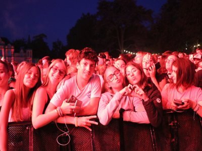 Les spectateurs attendent DJ Snake. - Lilian Fermin