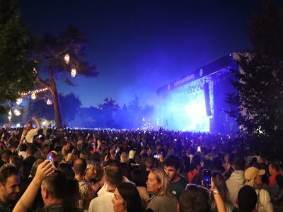 La fête s'est prolongée jusqu'au bout de la nuit. - Lilian Fermin