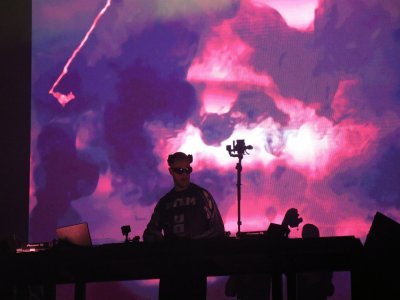 Le DJ parisien a très vite fait grimper l'ambiance dans le domaine. - Lilian Fermin