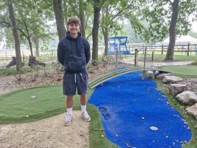 Keryan Bayeul-Lefebvre gère le pôle "terre" à la base de loisirs du Mesnil-sous-Jumièges. Il s'occupe des jeux gonflables, du kart et du minigolf qui vient tout juste d'être rénové. - Justine Carrère
