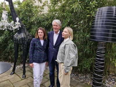 Inna Ouvaroff, Philippe Augier le maire de Deauville, et Veronika Bogatyreva.