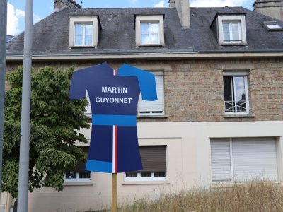 Des maillots de cyclisme ont été placés le long du tracé, à Flers. - Martin Patry