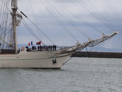 Les marins du Shabab Oman II, bien alignés pour saluer la foule. - Célia Caradec