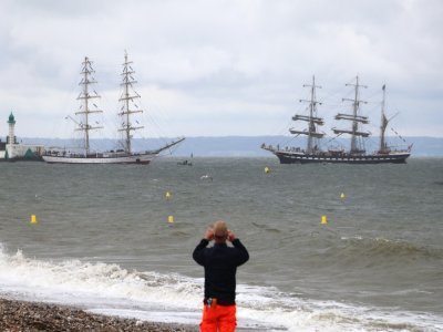 Le Belem a été contraint de ramener à terre un équipier légèrement blessé à la tête, avant de repartir. - Célia Caradec