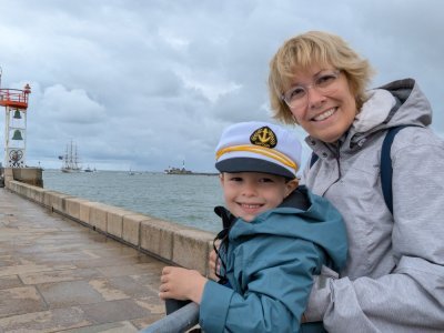 Louis et sa mamie ont salué les derniers bateaux à sortir du port. - Célia Caradec