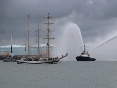 Les remorqueurs havrais ont salué le départ des voiliers. - Célia Caradec
