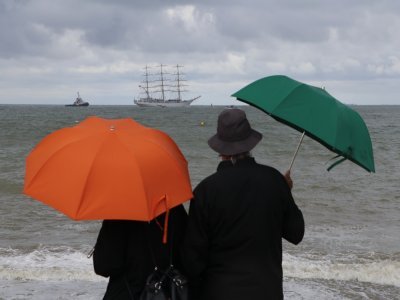 Un peu de couleurs dans le gris avec les parapluies... - Célia Caradec