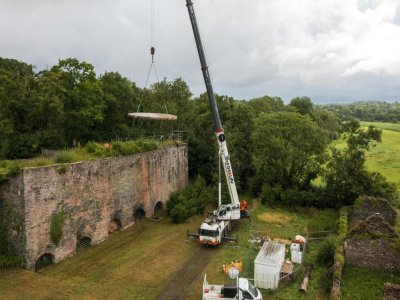 La structure a été déposée à l'aide d'une grue. - CD50